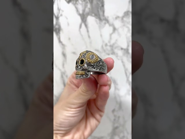 Vídeo relacionado con HLMIN Anillo de cabeza de calavera para hombre, anillo de calavera gótica vintage de plata y negro, anillo ajustable vintage vintage ajustable, anillo de calavera de Navidad, regalo de joyería para