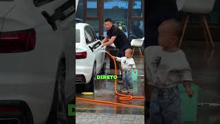 Nunca deixe seu filho lavar o carro sozinho! 😳🚗#curiosidades #shorts #viral #funny #youtubeshorts