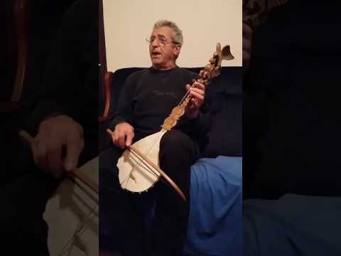 Adžić Miladin proba gusle koje je napravio