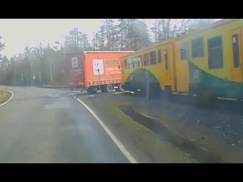 Záběry z palubní kamery: Řidič nákladního vozidla vjel přímo pod projíždějící vlak