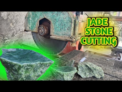 Jade Stone Cutting Jackpot — Imperial Green Jade