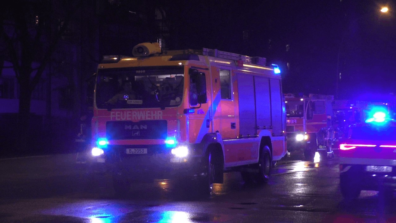 [Brand im Hochhaus sorgt für Großeinsatz] Einsatzfahrten der Berliner Feuerwehr in Friedrichsfelde