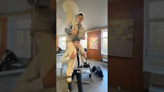 Download lagu Boy shoulder ride carry your friend #carrybag #shoulderbag #carryallbag #school #tiktokvideo mp3