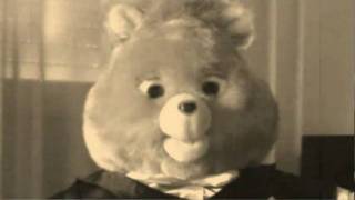 Teddy Ruxpin (Phil Baron) sings "When I fall in love"