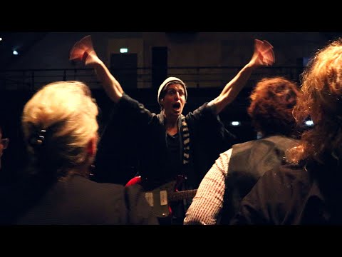 Une salle de concert me propose de transformer un public en chorale / ft. Sarah McCoy