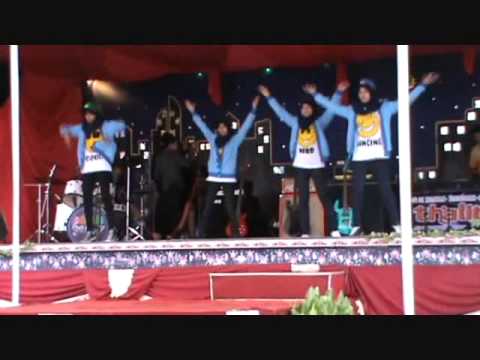 comfourt debut stage ( i don't need a man & candy cover )