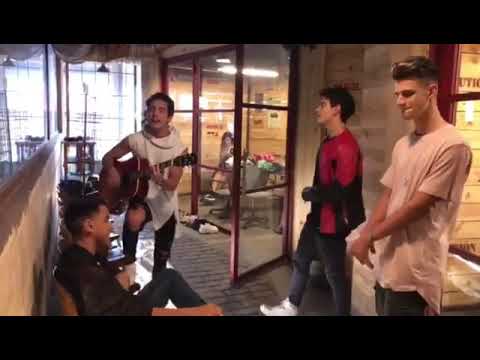 MYA y Adexe & Nau cantando juntos en el Backstage del videoclip 'Me provoca'