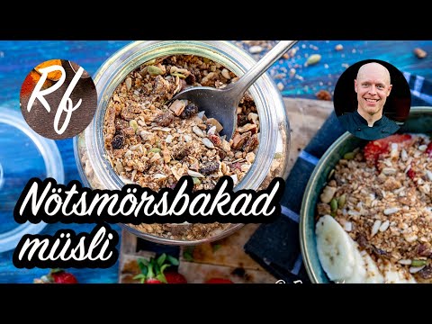 Nötsmörsbakad müsli är en variant på müsli eller granola där man blandar flingorna med nötsmör som jornötssmör, hasselnötssmör eller liknande och sedan bakar i ugnen.>