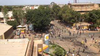 preview picture of video 'Révolution burkinabè : un policier poursuivi par les manifestants le 28 octobre 2014'