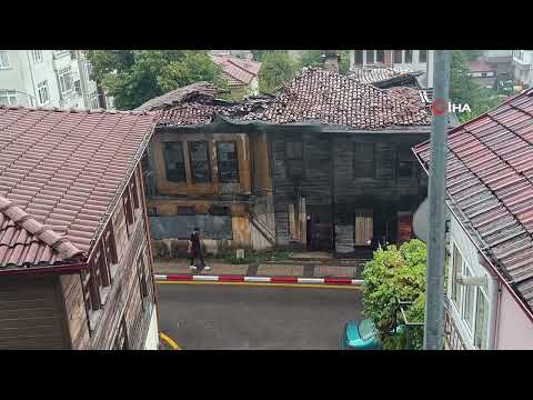 Bartın şehir merkezindeki tarihi binanın çatısı, sağanak yağışların ardından iki kez çöktü. 🏚️🌧️