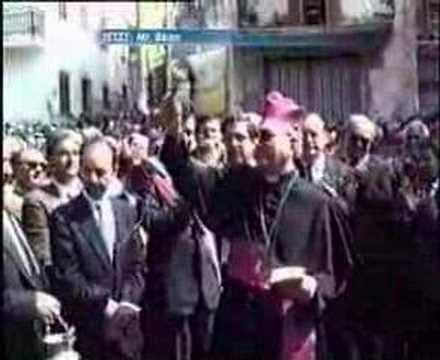 Kardinal tauft Leute mit einem Mikro