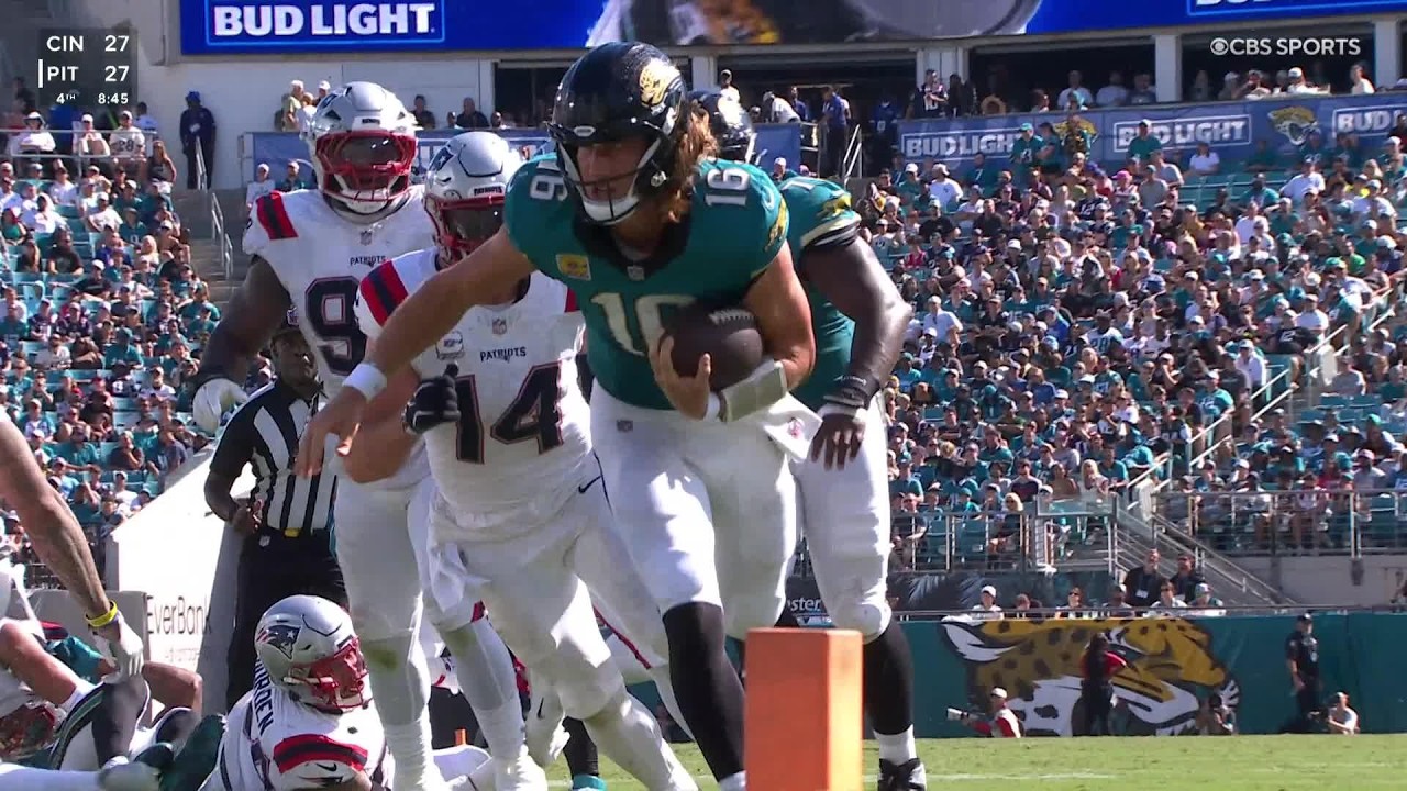 Lawrence somehow escapes the chaos on QB run