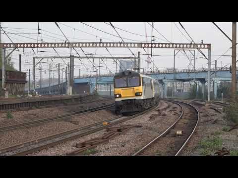 Two-Tone Grey 92044 passing Harringay