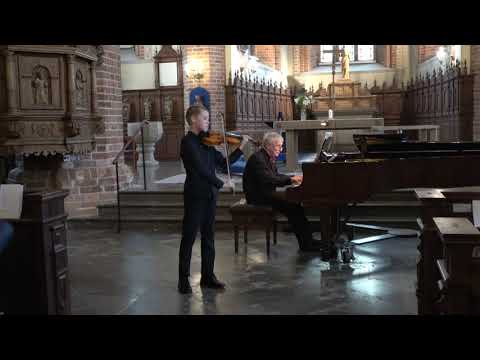 Axel Drougge spelar Banjo & fiddle W Kroll 190802