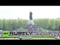 Около 15 тысяч человек возложили цветы к памятнику Воину-освободителю в Берлине 