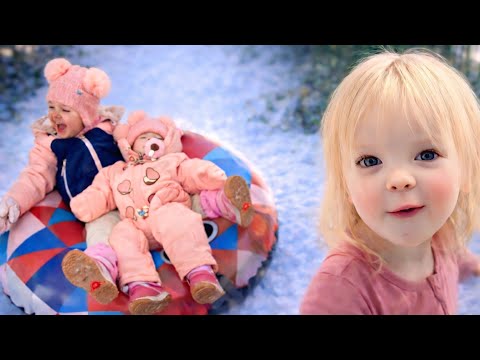 OHH MY SWEET ELLIE IS SO EXCITED! SHE’S PLAYING IN SNOW FOR THE FIRST TIME LOOK AT THIS 😍😍❄️