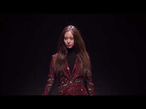 KRYSTAL'S KILLER GAZE ON F(X) CONCERT❤