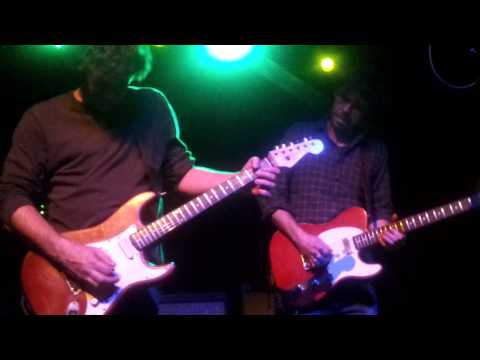 Dean Ween and Scott Metzger playing guitars