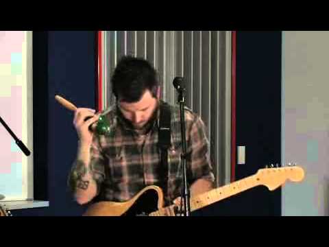 Videoclip de The Earth Isn't Humming (Live) — Thrice