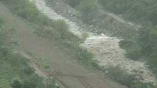 preview picture of video 'Correntada de agua del río Jones baja por las montañas de Río Hondo, aldea LLano Verde'