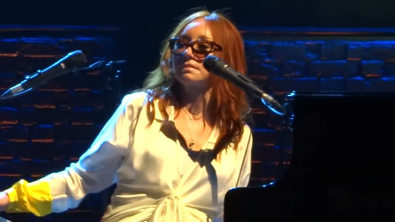 Tori Amos - Silver Springs 2014-05-26 Rotterdam - YouTube