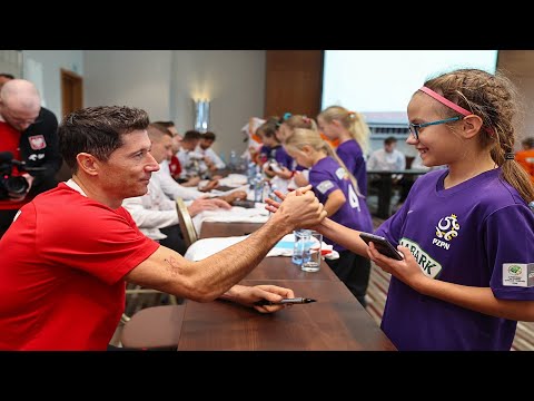 Młodzi piłkarze spotkali się z reprezentacją Polski. Co powiedział Robert Lewandowski?