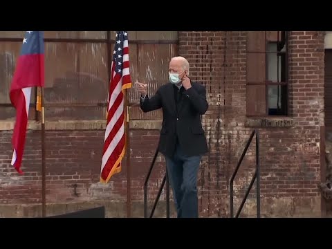 喬-拜登在第二輪選舉前走上喬治亞州的競選之路。 (Joe Biden hits Georgia campaign trail ahead of runoffs)