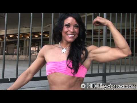 Physique Pro Flexing - Laura Gutilla