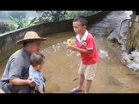 小孙子嚷嚷要小鼓，看爷爷出绝招，半截竹子做出精美手摇鼓