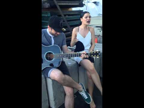 Jessie J - SINGING BANG BANG ACOUSTIC ON SET OF THE BANG BANG VIDEO