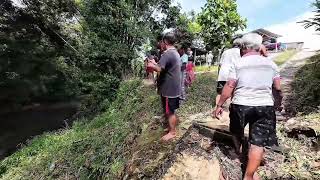 Download lagu ULAR HITAM MASUK RUMAH DISAMBUT DENGAN ADAT MIRING DAYAK IBAN SEBELUM DILEPASKAN // mp3