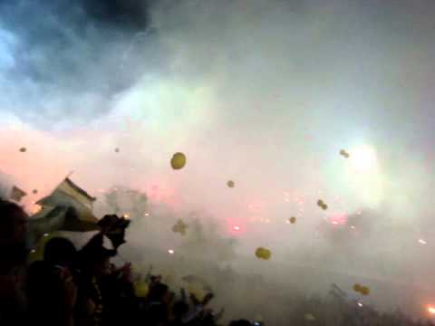 "Peñarol-Santos 15-06-2011 015.MPG" Barra: Barra Amsterdam &bull; Club: Peñarol