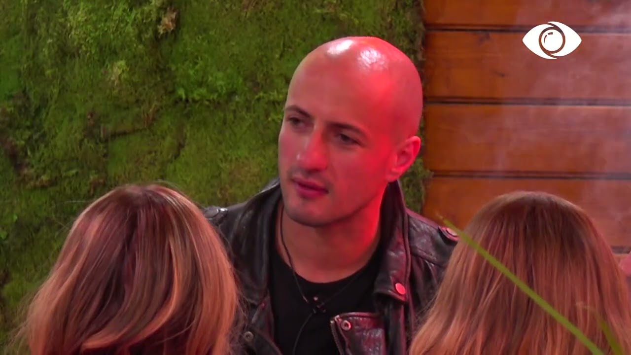 Kristi e pyet a është beqare/ Zhaklina e pohon: Po ti?