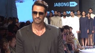Arjun Rampal’s Cool Ramp Walk At Lakme Fashion Week 2015