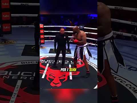 Il Combattente Arrogante che Disprezzava il Suo Avversario è Stato Distrutto sul Ring