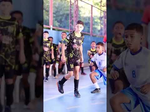Não sei o que é melhor nesse vídeo, o lance, a comemoração da equipe ou a frieza do jogador! #shorts