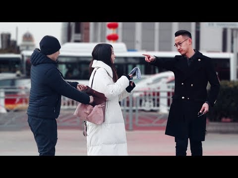 親眼目睹女孩錢包被偷，有路人直言：我幫不了你！