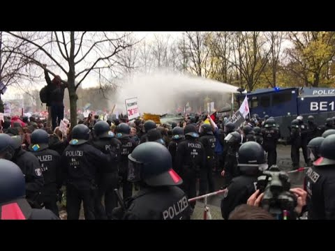 Idranti e centinaia di arresti alla protesta no-mask a Berlino