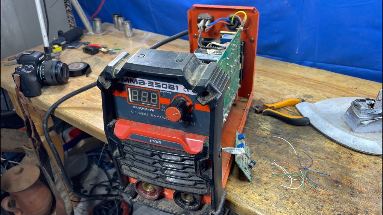 أقوم بإصلاح ماكينة لحام معطلة