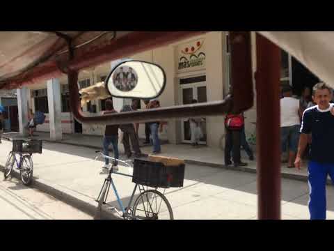 Met de Bicitaxi door de straten van Banes, Cuba. Wat een leuk stadje!