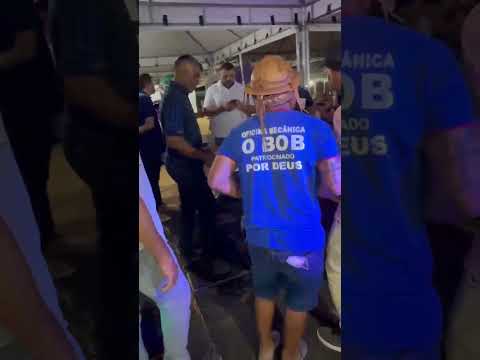 Bob Guerreiro em Lagoa do Barro do Piauí. #bobguerreiro  olha a cor dos pés do homem. #bobguerreiro