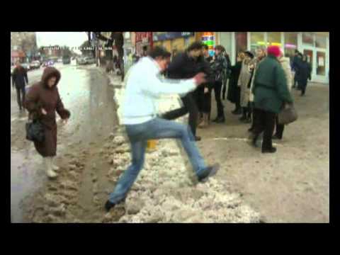 В Воронеже пешеходы утопают в снежной каше на остановках