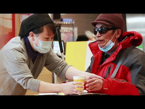 看到盲人獨自進餐廳用餐，路人們會怎麼做？