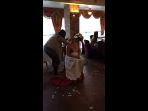 فيديو.. عريس يحلق شعر عروسته بالكامل في يوم الزفاف