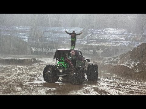 MONSTER JAM WORLD FINALS 21- Racing!!!