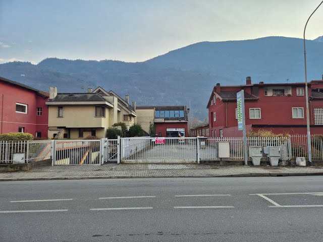 ALLE PORTE DI MORBEGNO, CAPANNONE FRONTE STRADA