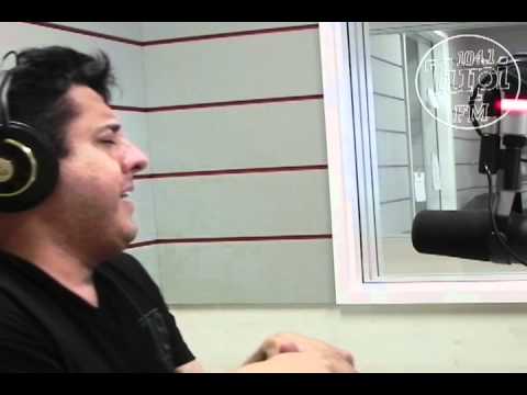 Bruno, da dupla Bruno & Marrone, canta "Juras de Amor" ao vivo na TUPI FM