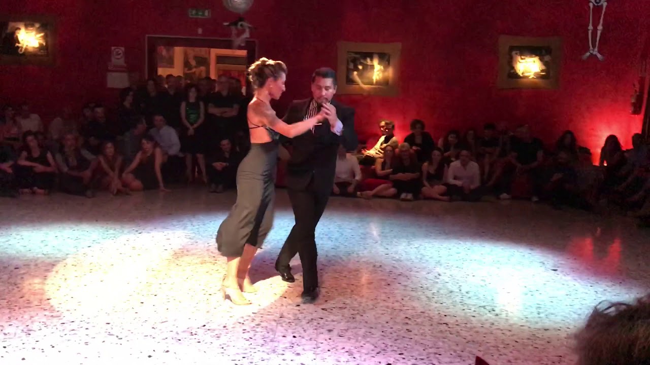 Video thumbnail for Octavio Fernandez e Soledad Larretapia - Bien Portena (milonga)