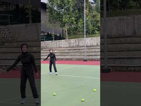 Lea belajar tenis di Pasaga Unpar ... 15 September 2024