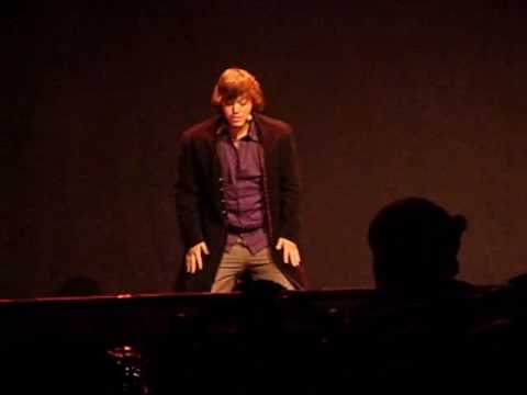 Dunkles schweigen an den Tischen